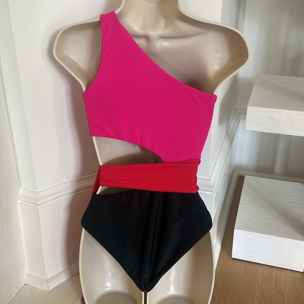 Beach Riot Carlie Cutout One-Shoulder Tie Waist One-
Piece Swimsuit - Picture 3 of 4